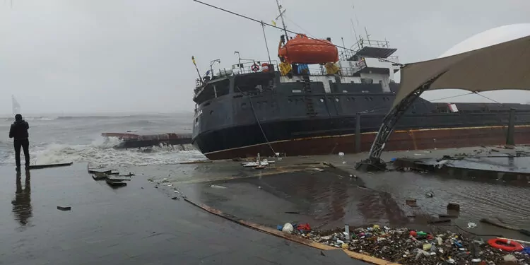 Zonguldak'ta irtibatı kesilen kargo gemisini arama çalışmaları sürüyor