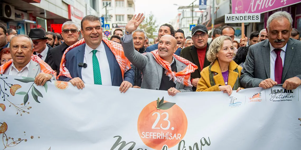 İzmir büyükşehir belediye başkanı tunç soyer, bu yıl 23'üncüsü düzenlenen mandalina festivali için geldiği seferihisar'da coşkuyla karşılandı.