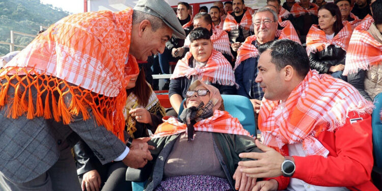 100 yaşında, ilk kez deve güreşi izledi