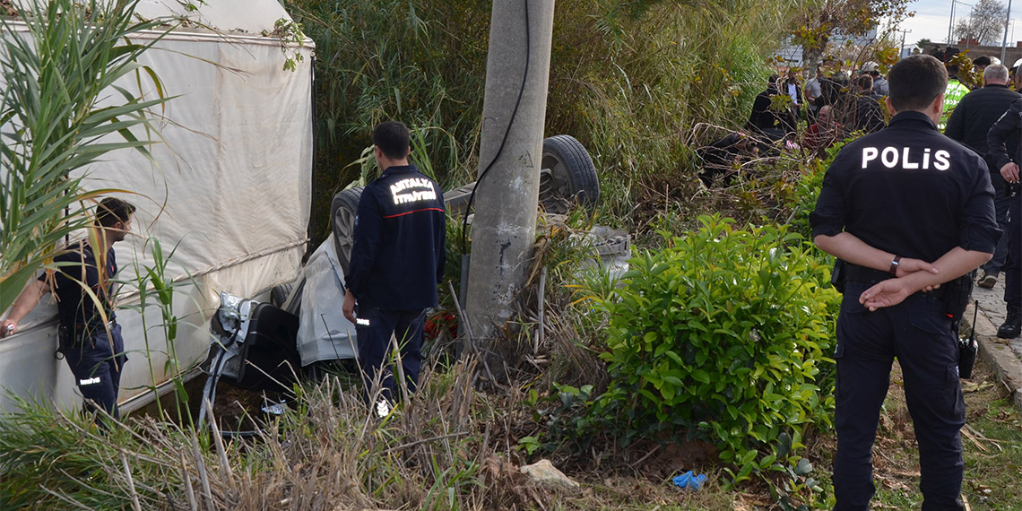Yol kenarındaki beton direğe çarpan Saffet hayatını kaybetti