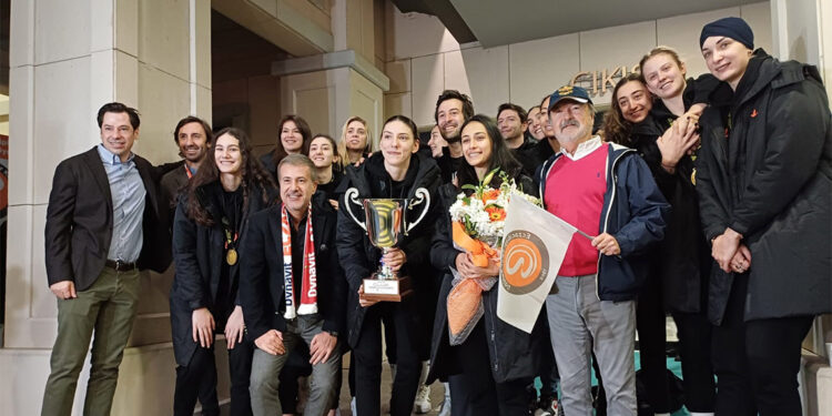 Eczacıbaşı Dynavit yurda döndü