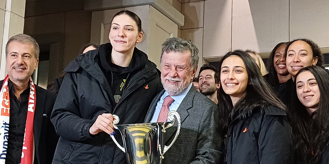 Eczacıbaşı Dynavit yurda döndü