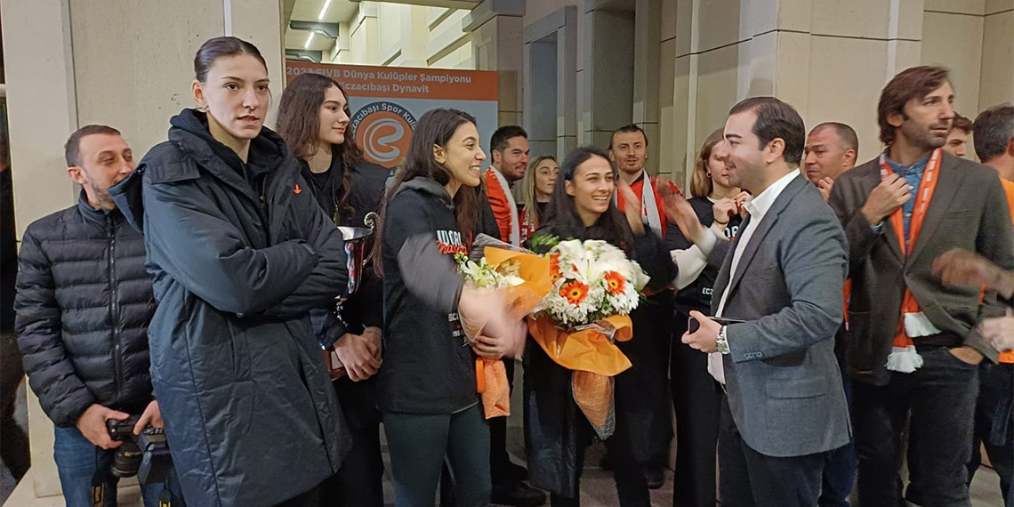 2023 FIVB Kulüpler Dünya Şampiyonası Finali'nde VakıfBank'ı 3-2 yenerek kupanın 3'üncü kez sahibi olan Eczacıbaşı Dynavit yurda döndü.