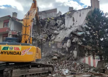 Çankaya'da 25 yıllık metruk yapı yıkıldı