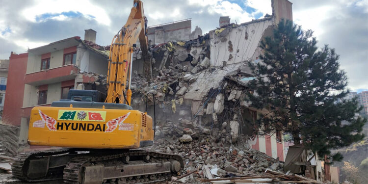 Çankaya'da 25 yıllık metruk yapı yıkıldı