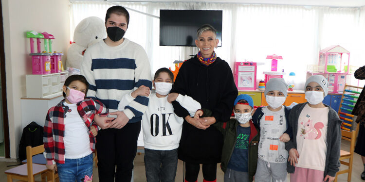 5 kez kanseri yendi, hayatını kanserli çocuklara adadı