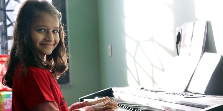 7 yaşındaki Nisa bale ve piyanoya ilgisiyle lösemiyi yendi