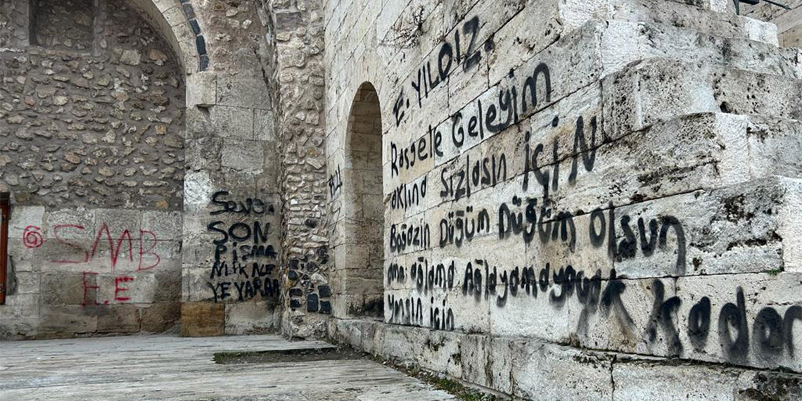 752 yıllık Çifte Minareli Medrese'ye zarar verdiler