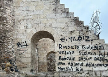 752 yıllık Çifte Minareli Medrese'ye zarar verdiler