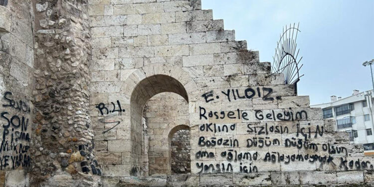 752 yıllık Çifte Minareli Medrese'ye zarar verdiler