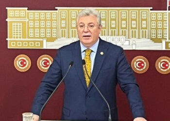 AK Parti'li Akbaşoğlu: Maskeli tiyatro oynanıyor