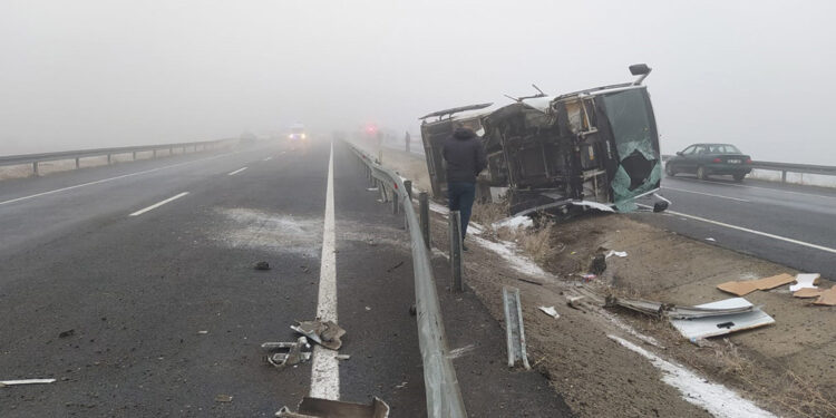 Ağrı'da yoğun siste zincirleme kaza; 19 yaralı 