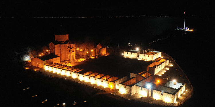 Akdamar Adası ışıklandırıldı