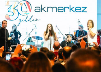 Akmerkez 30'uncu yılını İzel-Çelik-Ercan konseriyle kutladı 