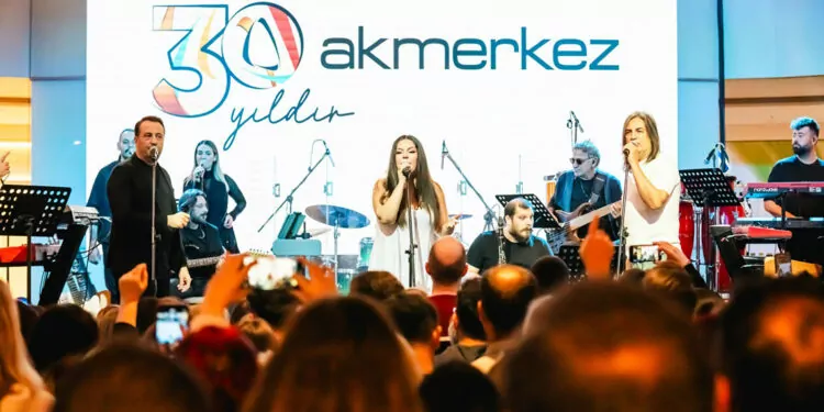Akmerkez 30'uncu yılını i̇zel-çelik-ercan konseriyle kutladı 