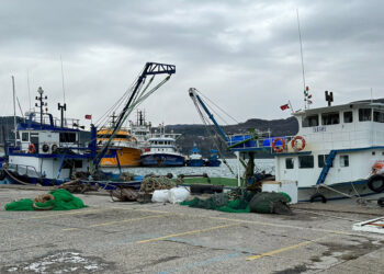 Amasra'da fırtına; balıkçı tekneleri limana çekildi