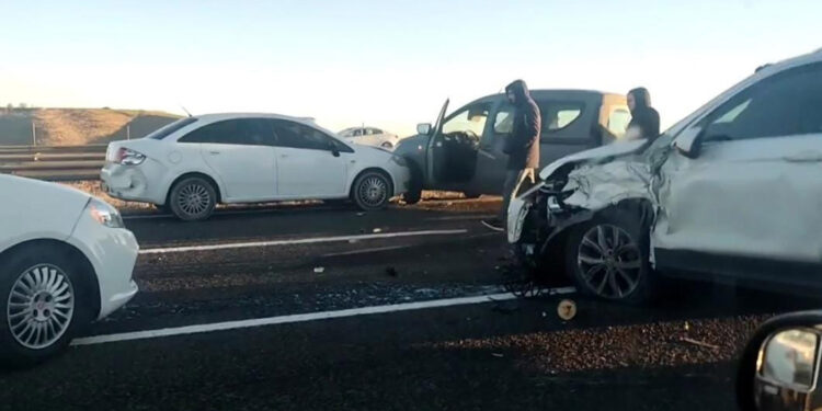 Ankara'da buz tutan yolda 10 araç birbirine girdi