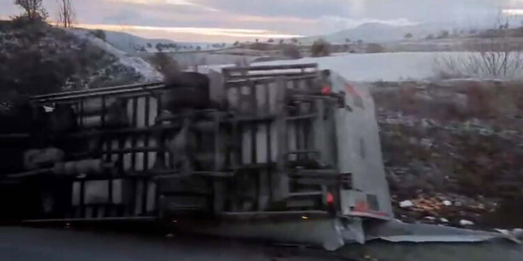 Ankara'da buz tutan yolda araçlar devrildi: 3 yaralı