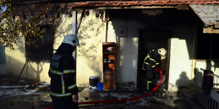 Annesi ile 2 kardeşini rehin alıp evi ateşe verdi