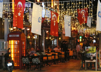 Antalya Kaleiçi ışıl ışıl oldu, sanatçılı oteller yok sattı