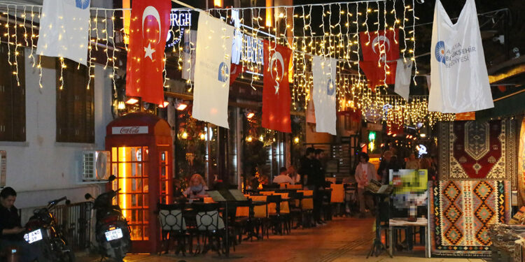 Antalya Kaleiçi ışıl ışıl oldu, sanatçılı oteller yok sattı