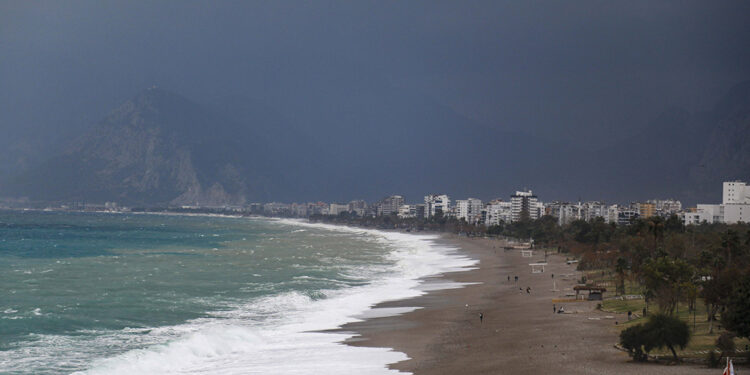 Antalya'da fırtına; uçak seferleri iptal
