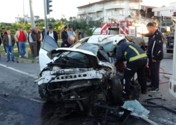 Antalya'da midibüsle otomobil çarpıştı: 2 ölü, 14 yaralı