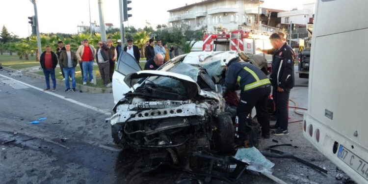 Antalya'da midibüsle otomobil çarpıştı: 2 ölü, 14 yaralı