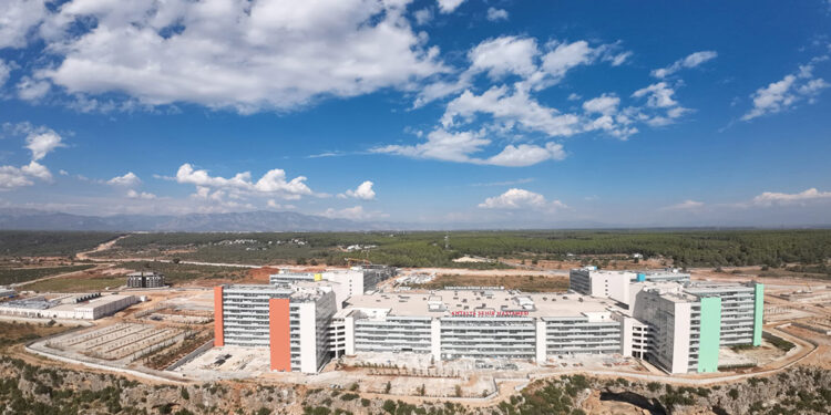 Antalya'nın tek şehir hastanesi, açılış için gün sayıyor