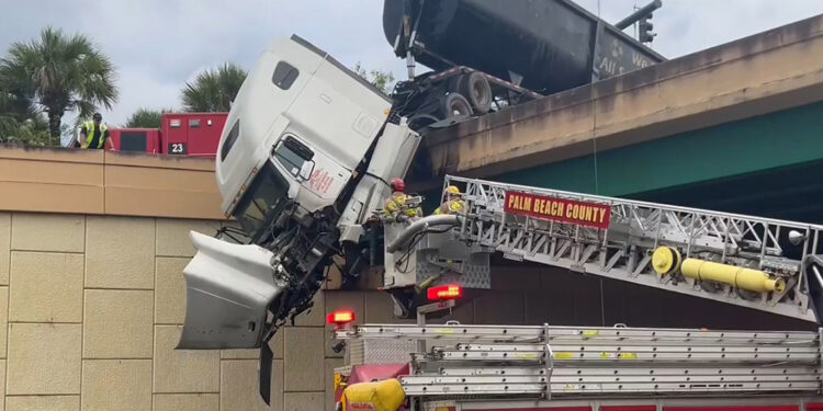 Aracı üst geçitte asılı kalan şoförü kurtarıldı