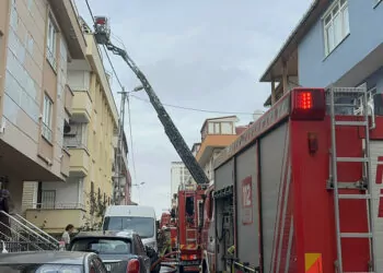 Ataşehir'de 4 katlı binanın çatı katında yangın 