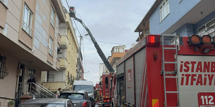 Ataşehir'de 4 katlı binanın çatı katında yangın 