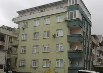 Avcılar'da kolonu çatlayan bina mühürlendi