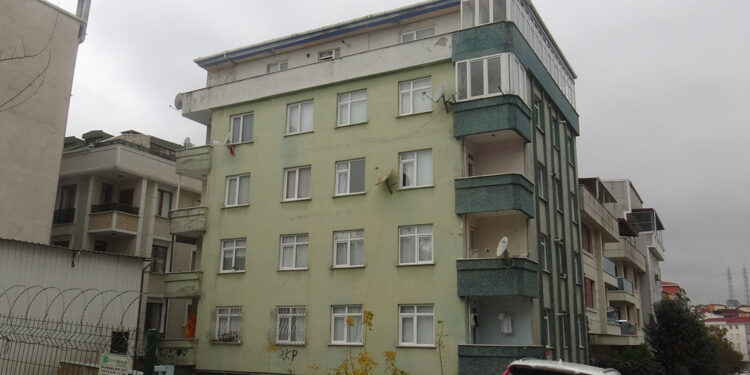 Avcılar'da kolonu çatlayan bina mühürlendi