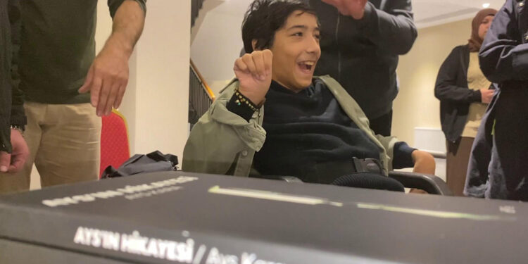 Ayaklarıyla yazdığı kitapta kendi hikayesini anlattı