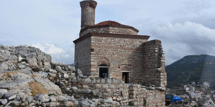 Ayasuluk Tepesi'ndeki cami restore ediliyor