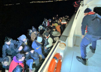 Aydın'da sürüklenen bottaki 51 kaçak göçmen kurtarıldı