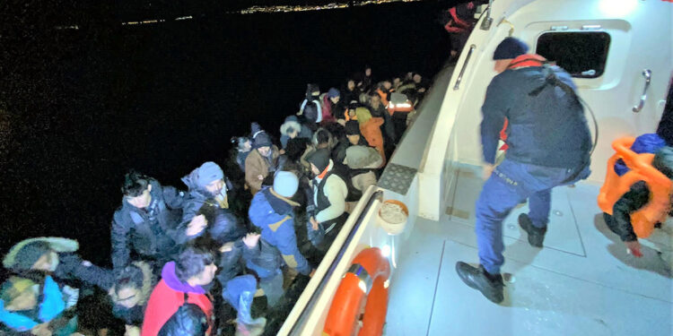 Aydın'da sürüklenen bottaki 51 kaçak göçmen kurtarıldı