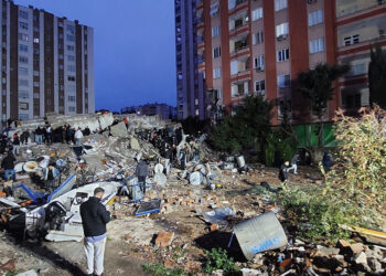 B Bloku yıkılan Zeray Apartmanı'nda korkulu yaşam
