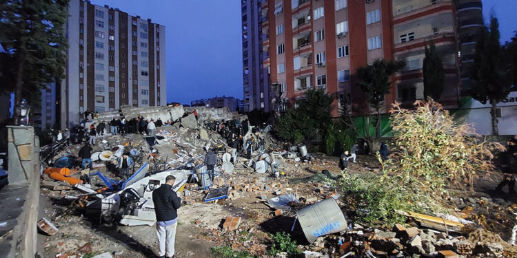 B Bloku yıkılan Zeray Apartmanı'nda korkulu yaşam