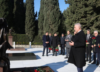 Bakan Bolat, Bakü'de Türk Şehitliği'ni ziyaret etti