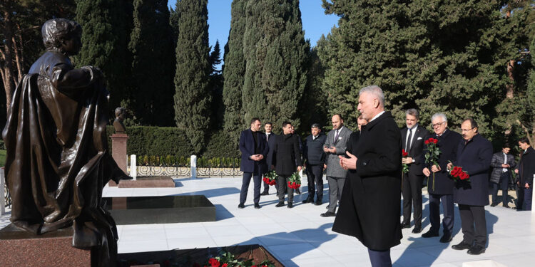 Bakan Bolat, Bakü'de Türk Şehitliği'ni ziyaret etti