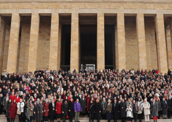 Bakan Göktaş, kadınlarla Anıtkabir'i ziyaret etti
