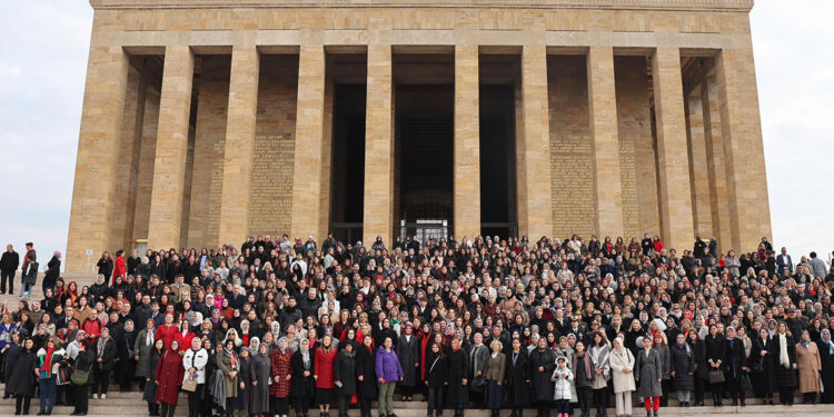 Bakan Göktaş, kadınlarla Anıtkabir'i ziyaret etti