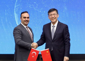 Bakan Kacır Çinli mevkidaşları ile bir araya geldi