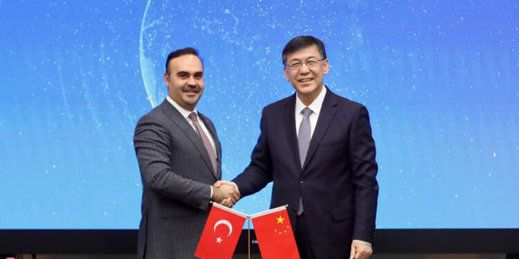 Bakan Kacır Çinli mevkidaşları ile bir araya geldi