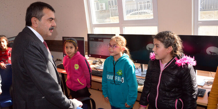 Bakan Tekin, Kahramanmaraş'taki okullarda inceleme yaptı