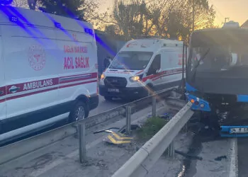 Bariyerlere çarpan minibüsteki 15 yolcu yaralandı