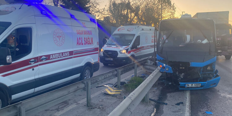 Bariyerlere çarpan minibüsteki 15 yolcu yaralandı