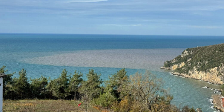Bartın Irmağı'ndan akan çamurlu su, denizin rengini değiştirdi